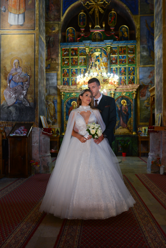 mlada i mladoženja u manastiru