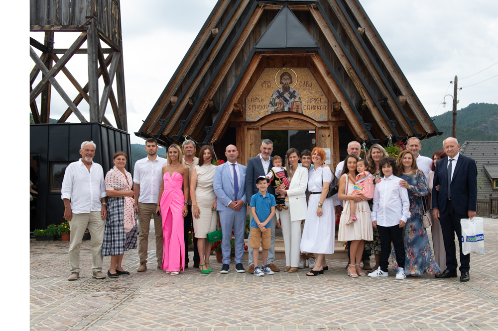 grupna fotografija ispred crkve