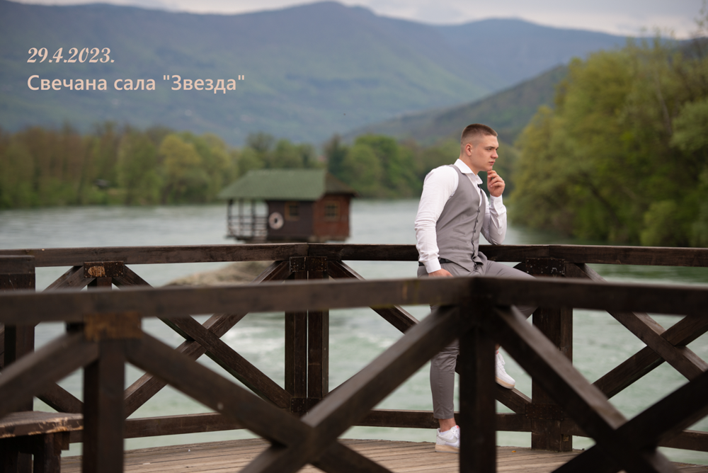 slavljenik kod kućice na Drini