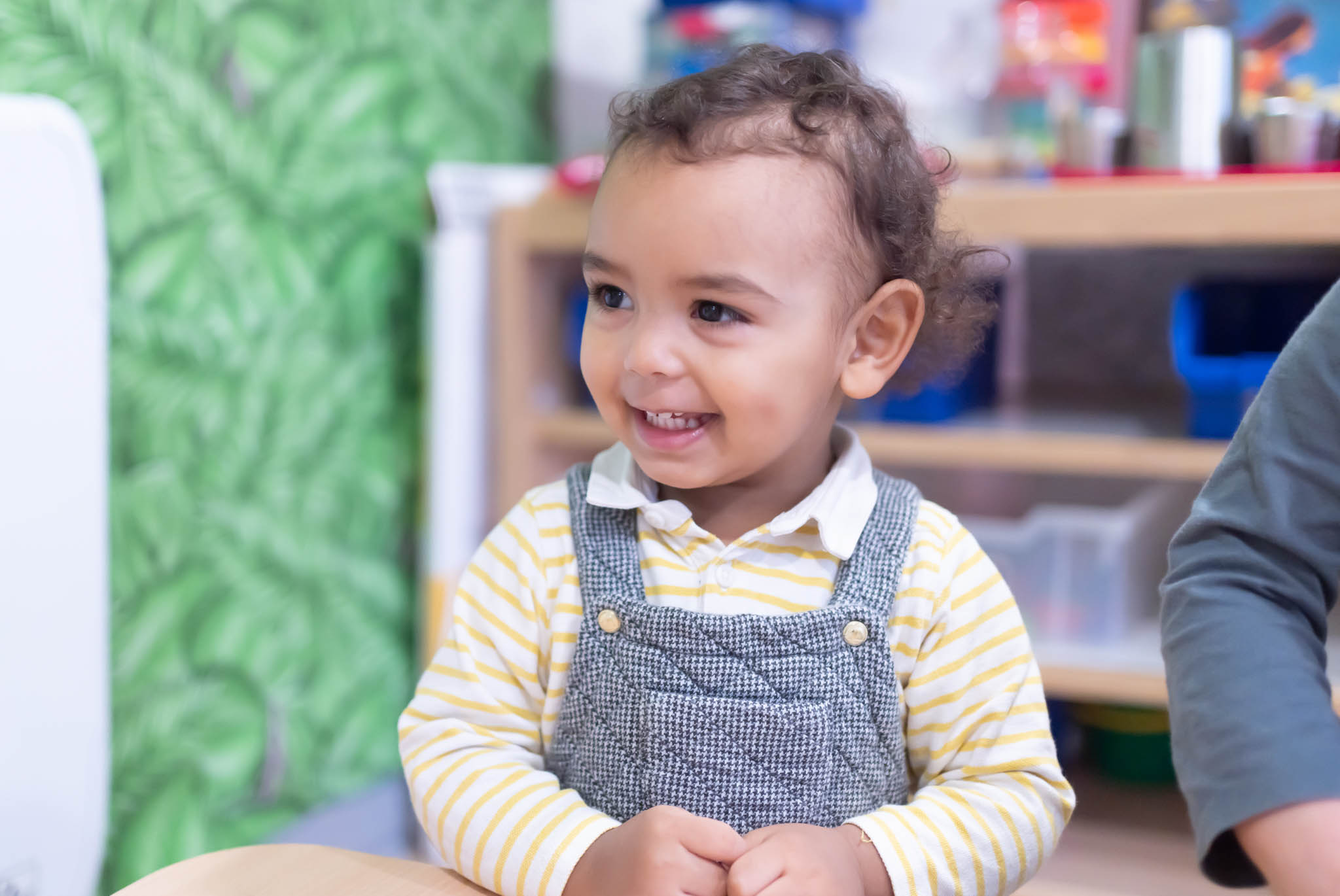 Un enfant heureux en crèche