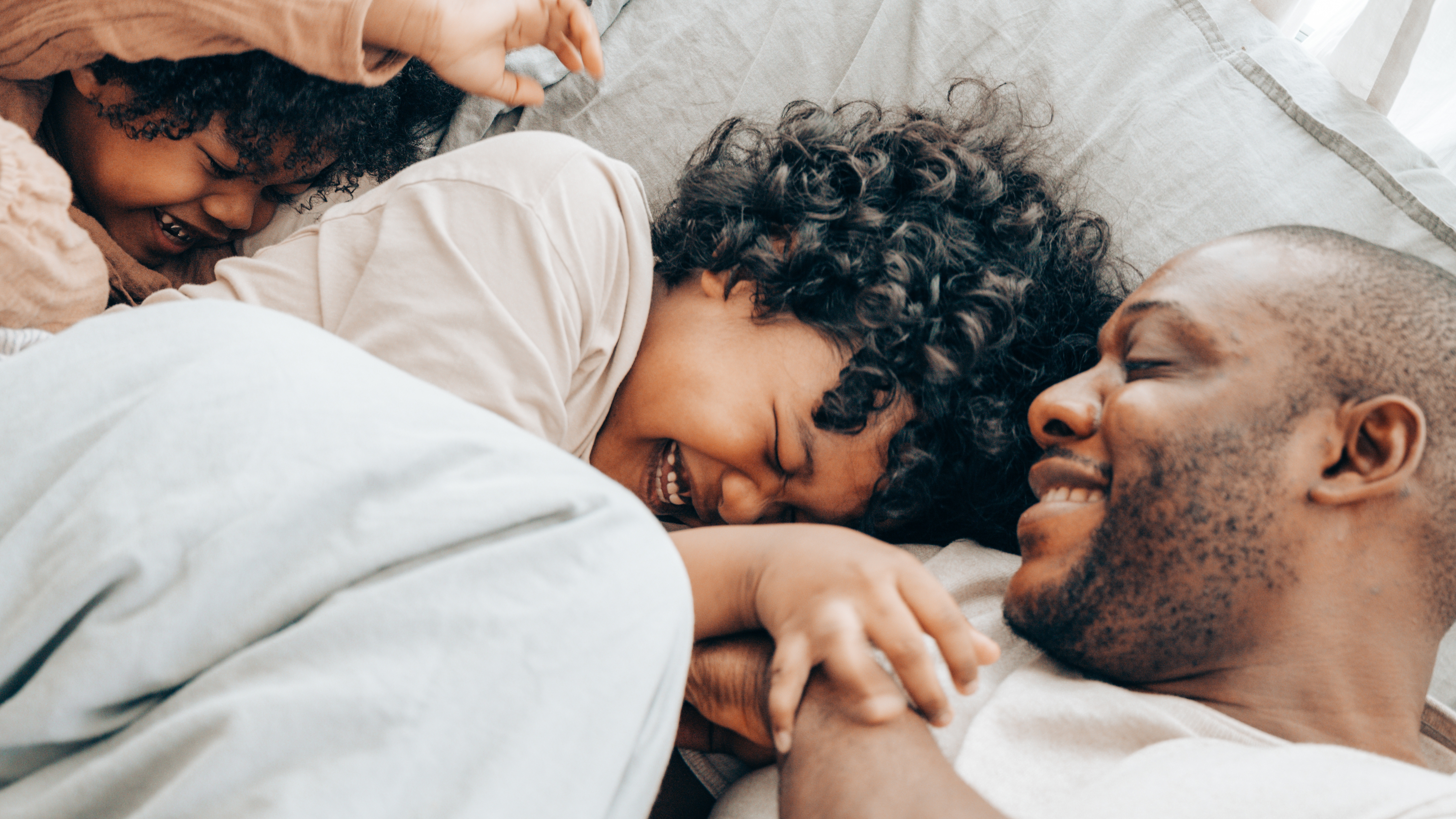 Enfants et papa entrain de jouer