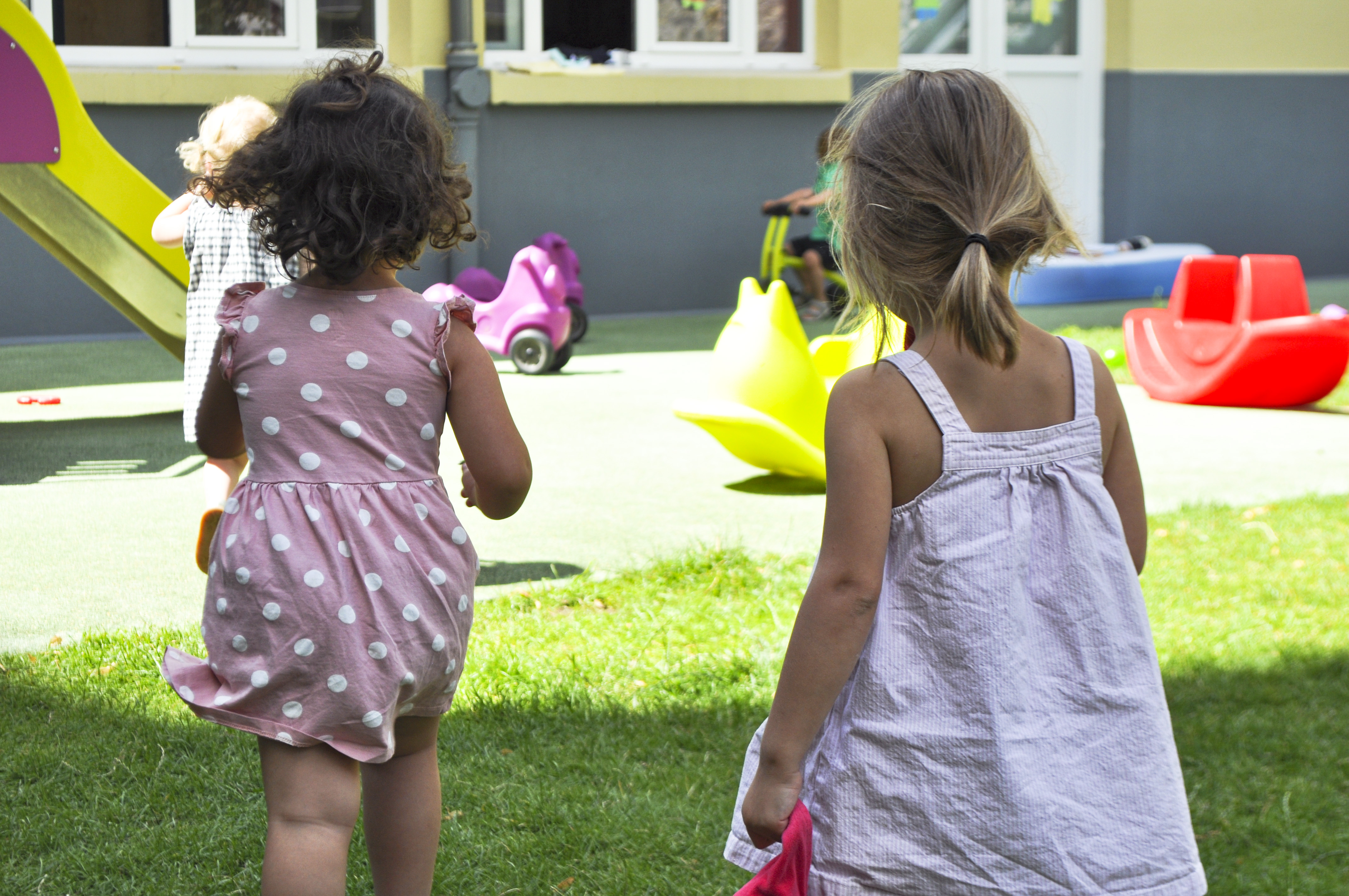 Enfants qui jouent à l'extérieur de la crèche