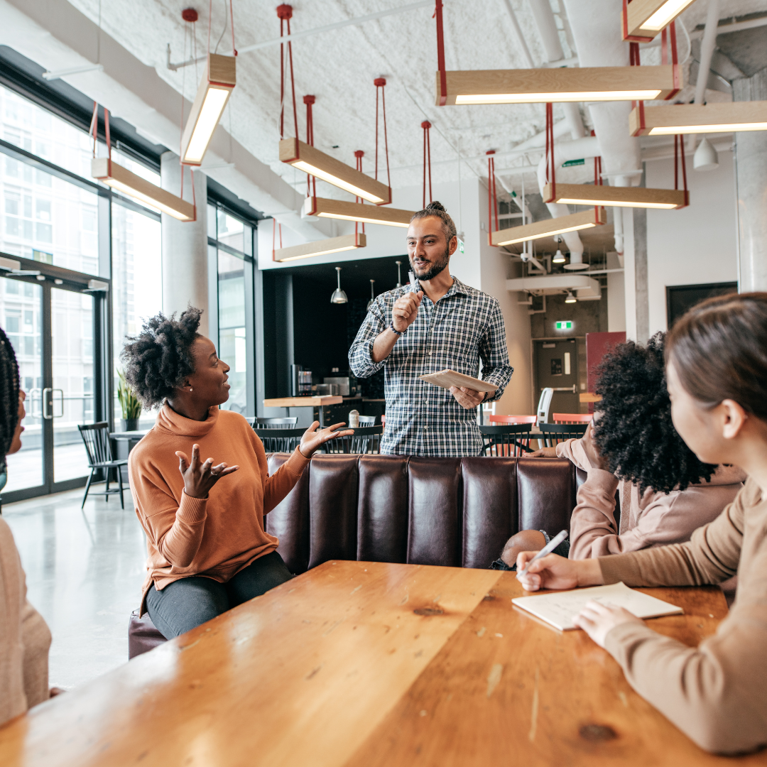 Echange entre collaborateurs