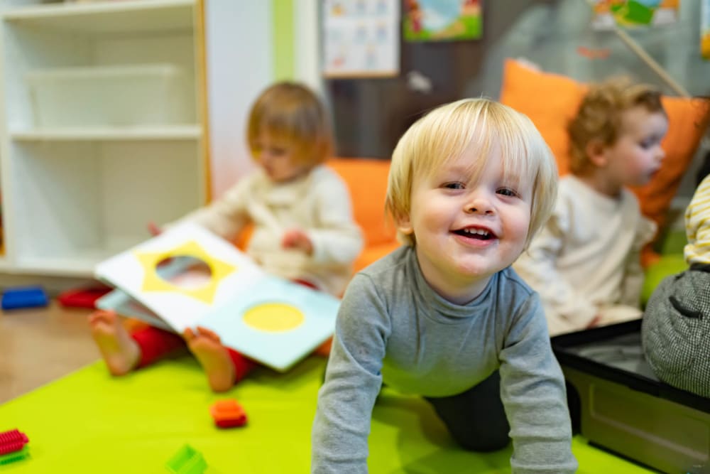 Enfant heureux accueilli dans une crèche partenaire de La Maison Bleue