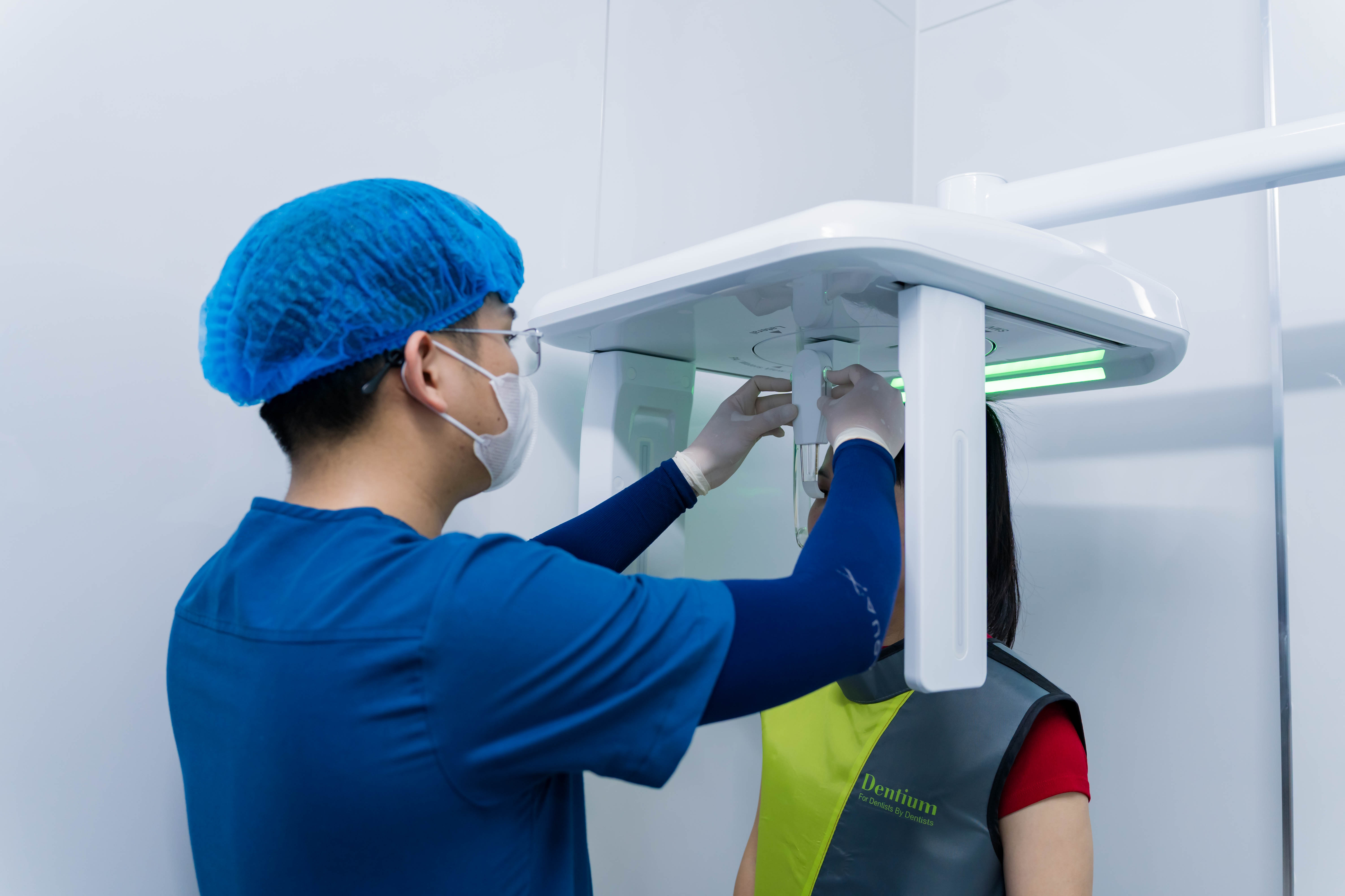 Đội ngũ và không gian điều trị tại Nha Khoa Hiền Phúc