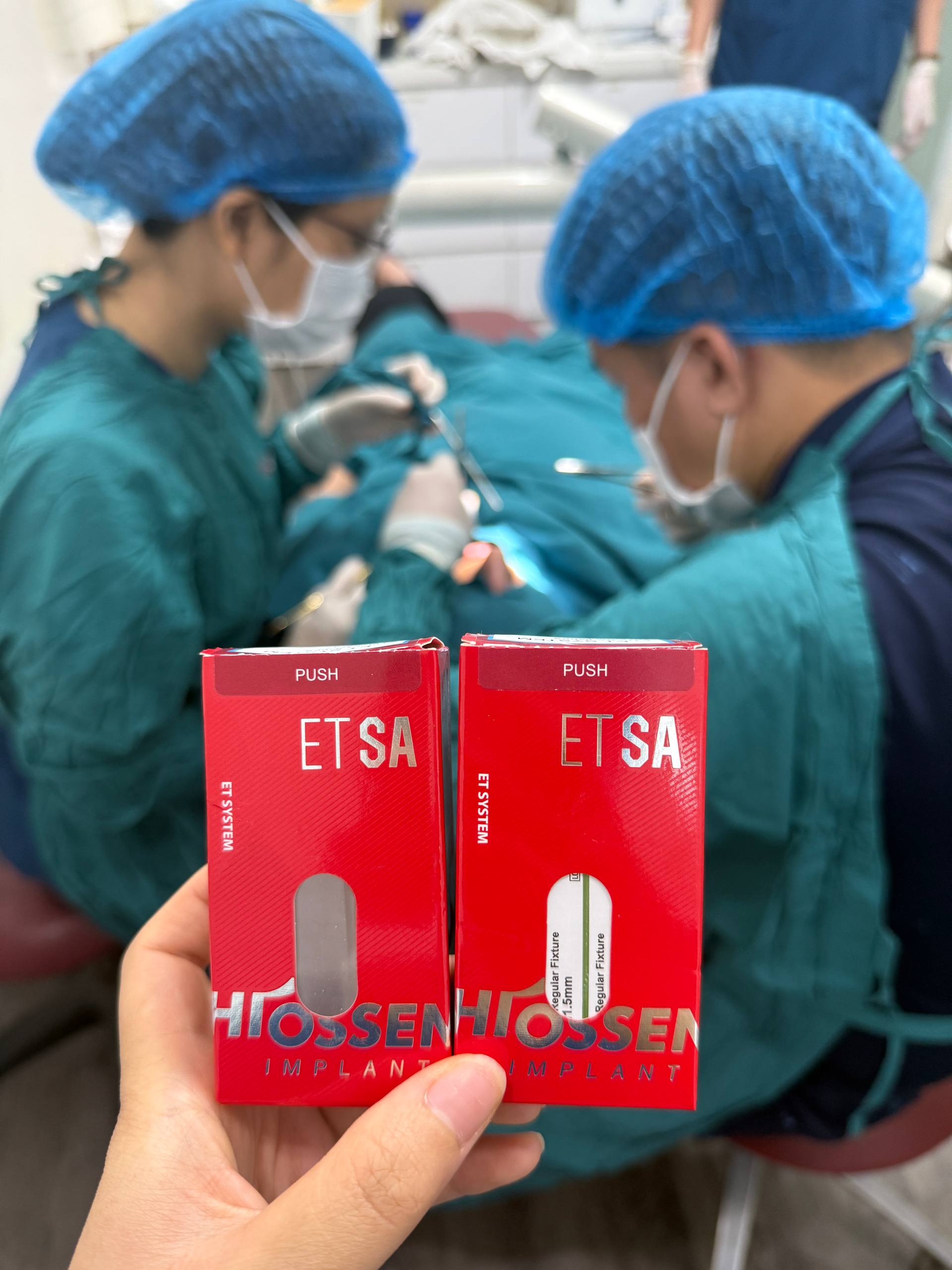 Hai hộp trụ implant Hiossen ET SA được cầm trước khu vực điều trị