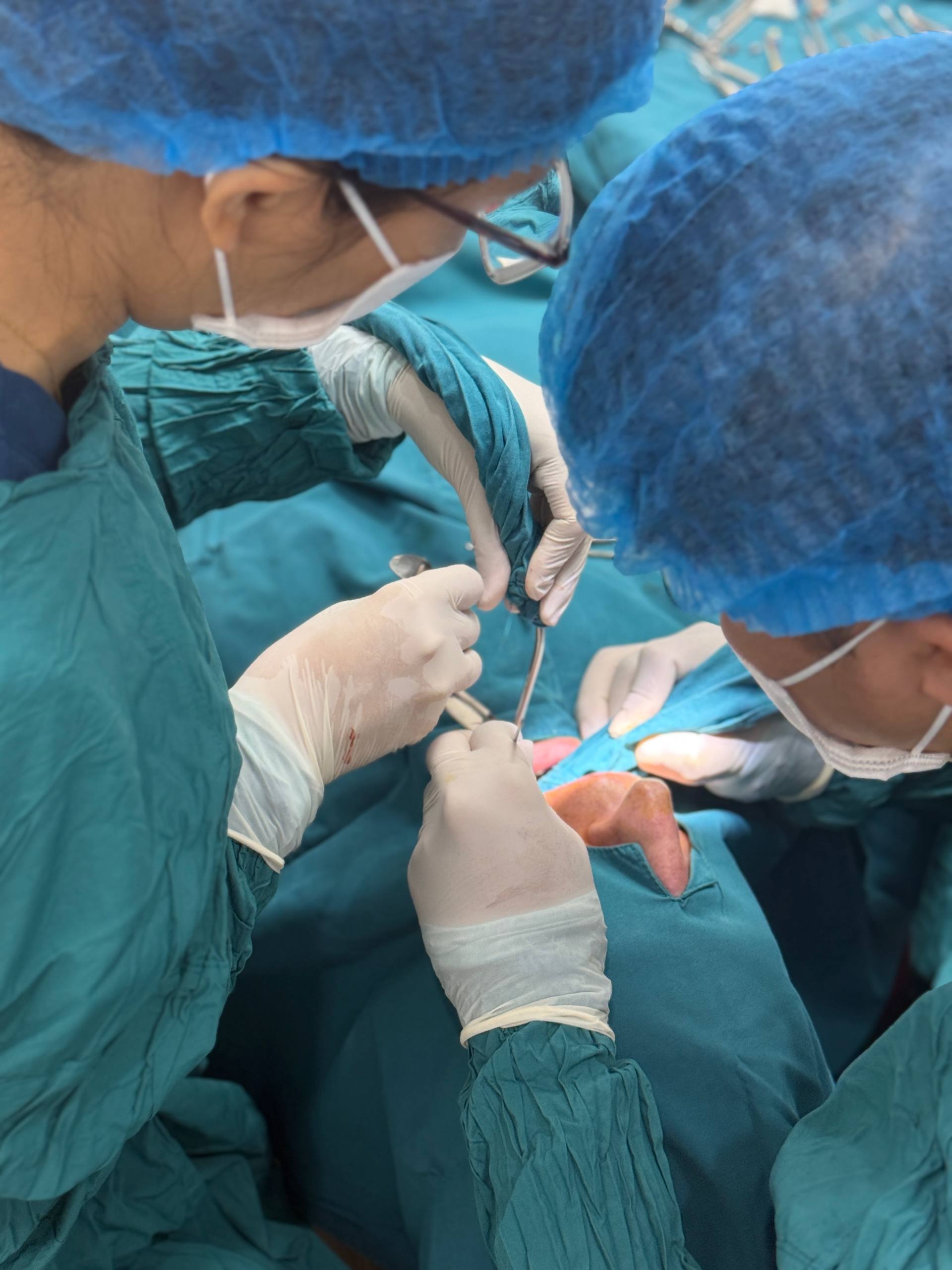 Hai nhân viên lâm sàng phối hợp trong quá trình cấy ghép implant