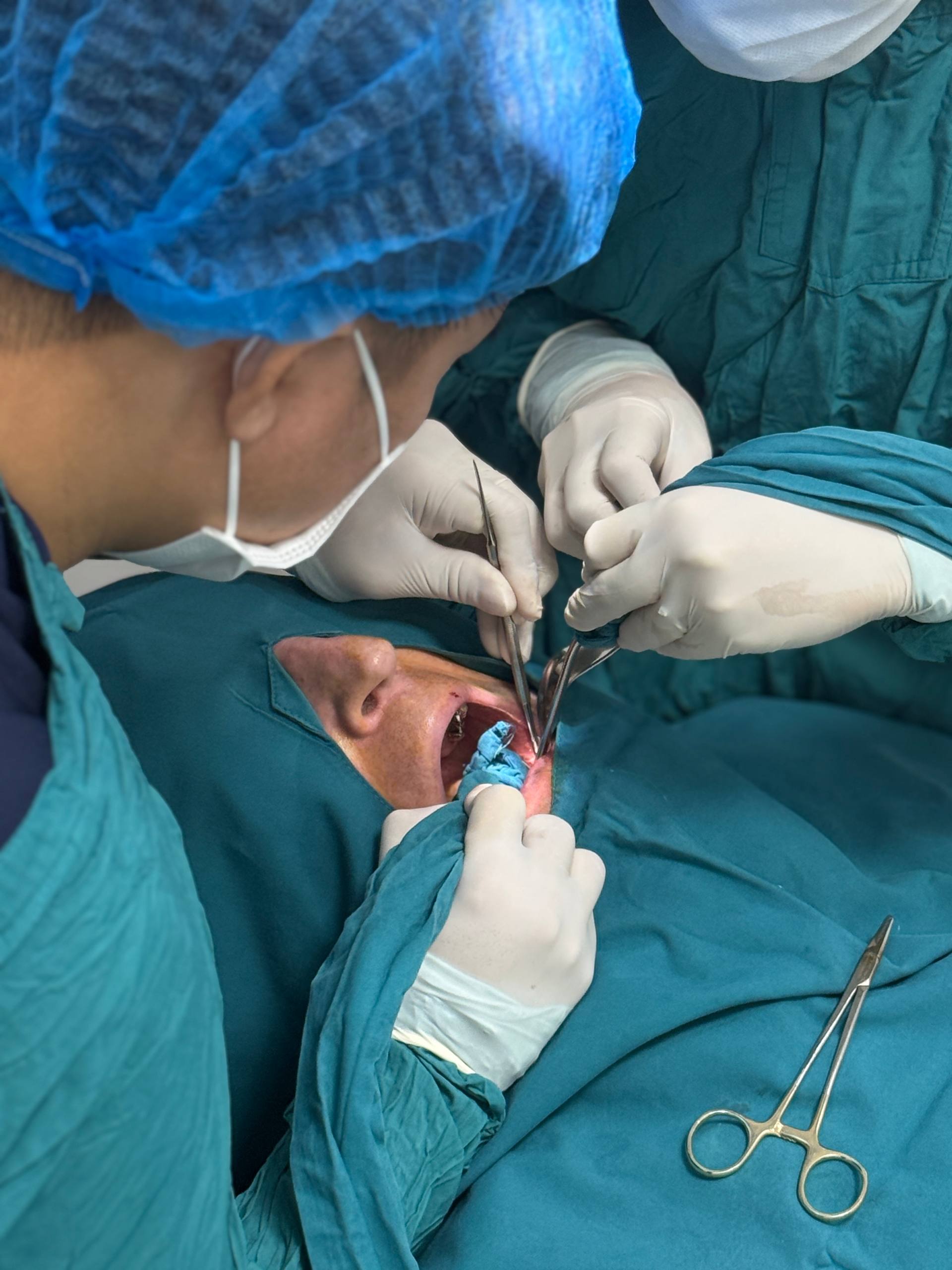 Đội ngũ lâm sàng đang thực hiện thủ thuật cấy ghép implant cho khách hàng