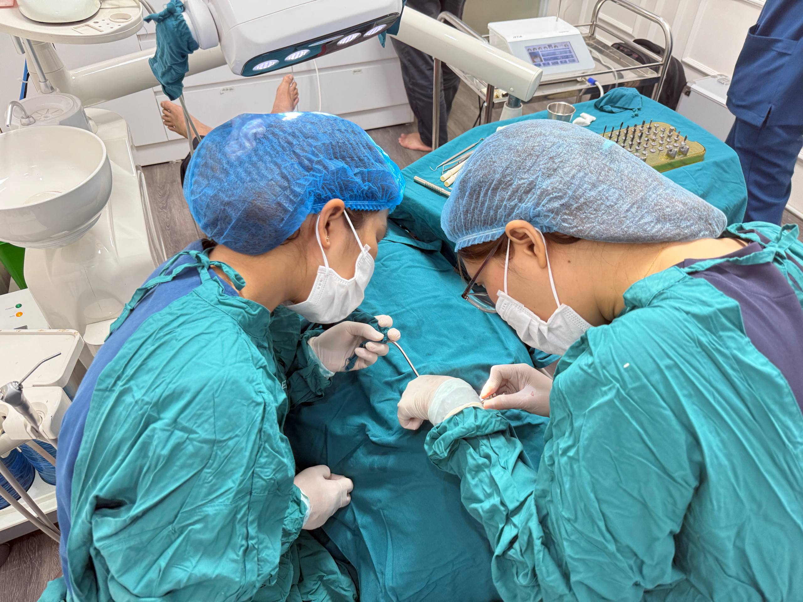 Đội ngũ lâm sàng đang thực hiện thủ thuật cấy ghép implant trong phòng điều trị