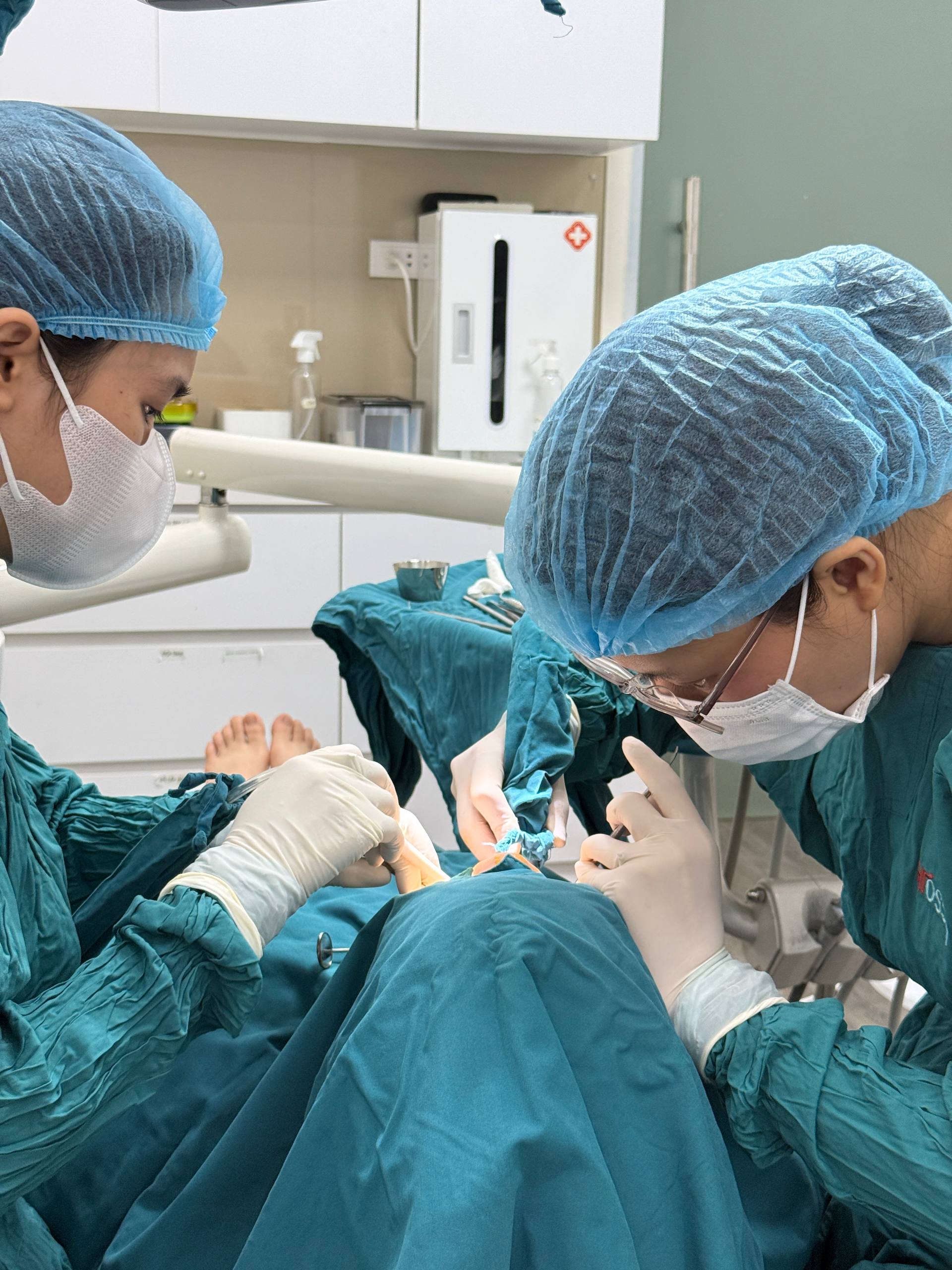 Cận cảnh đội ngũ lâm sàng đang thực hiện thủ thuật cấy ghép implant