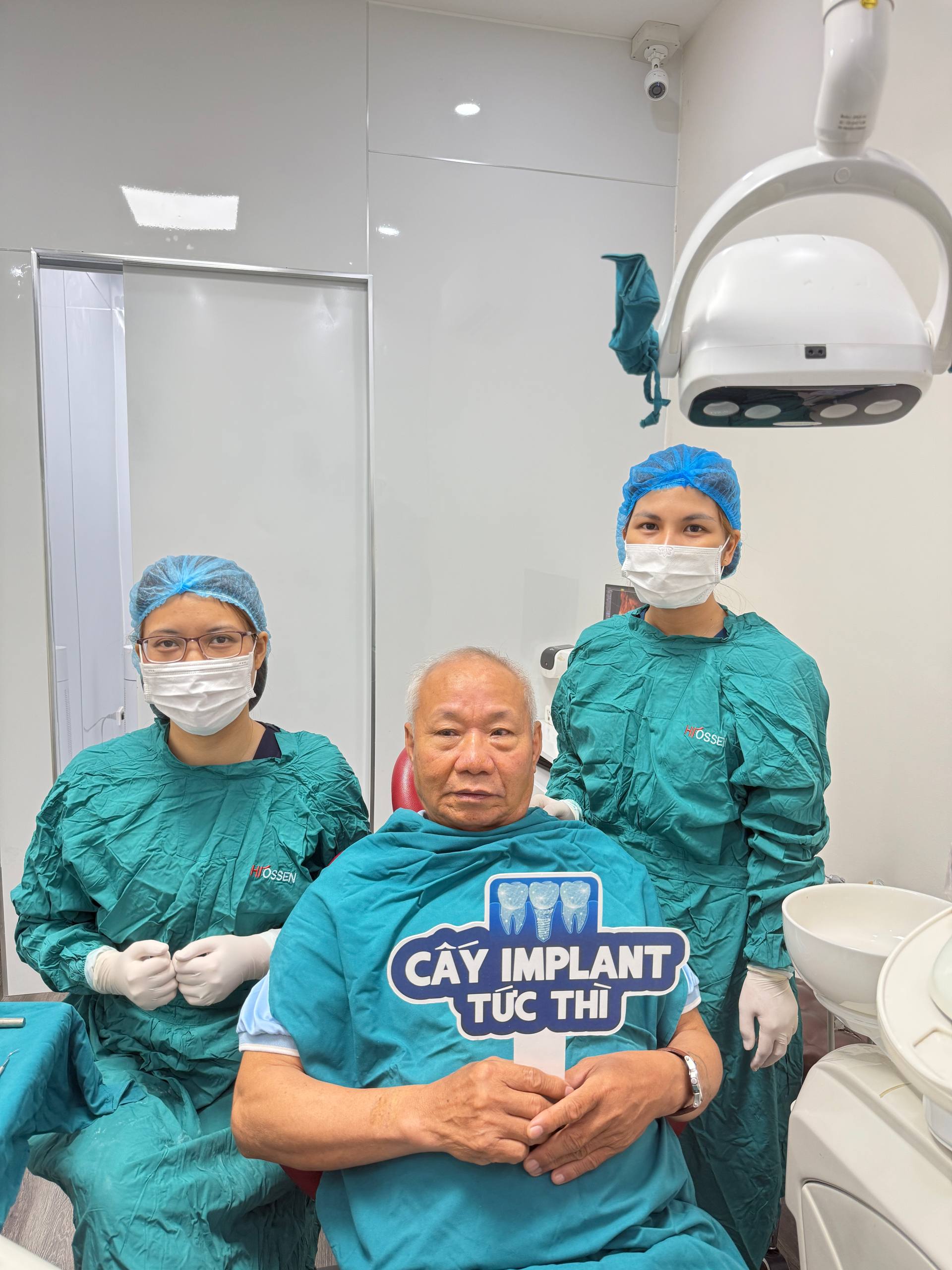 Khách hàng ngồi cùng đội ngũ lâm sàng sau khi điều trị implant