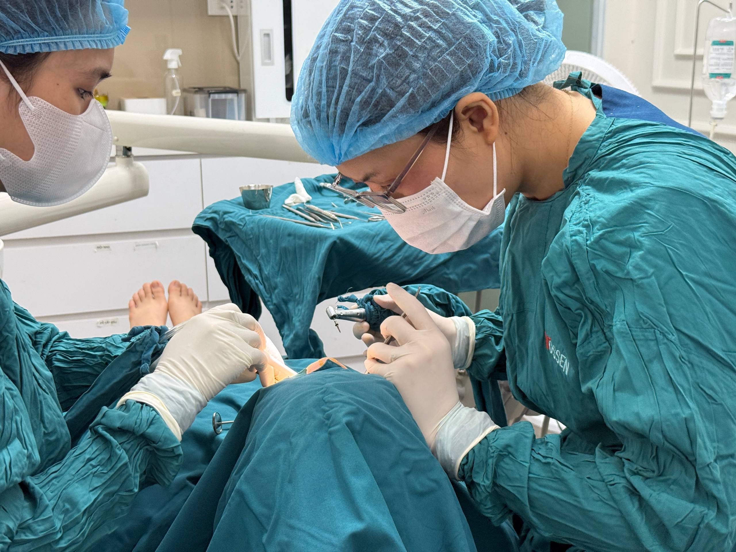 Bác sĩ và phụ tá đang thực hiện thủ thuật cấy ghép implant