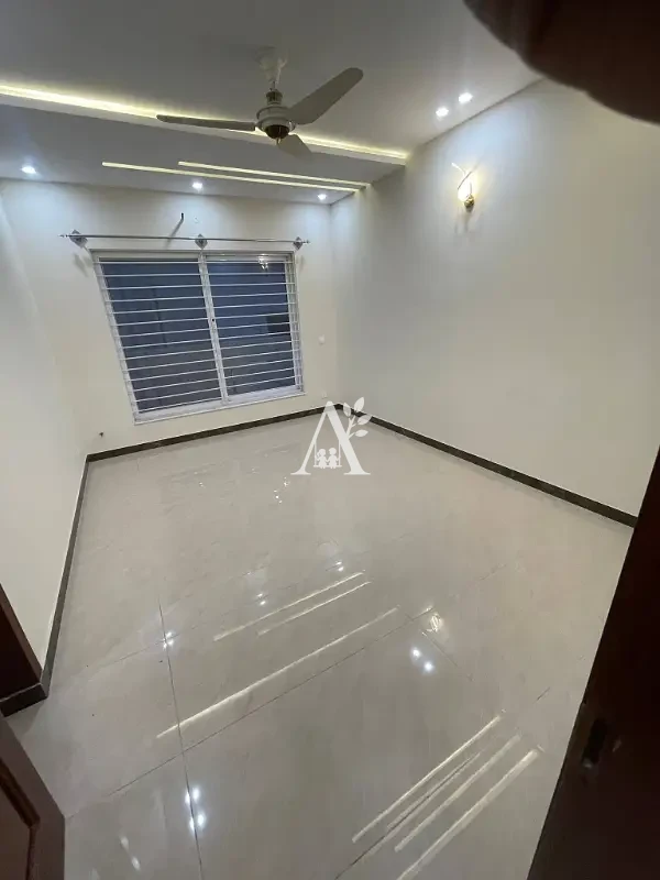 Upper portion house for rent in E-11/2, Islamabad photo 2