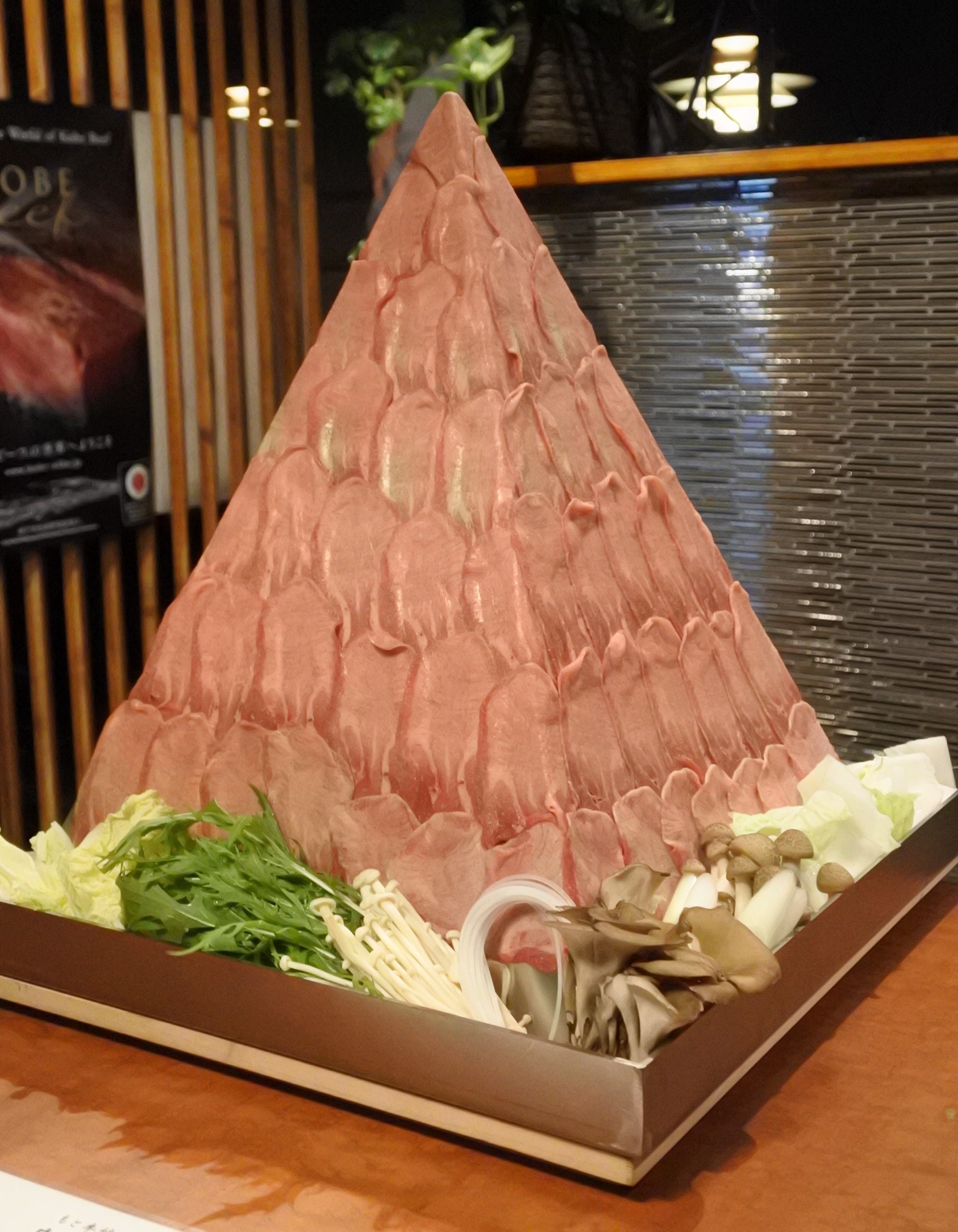 300ｇの牛タンを45 に積み上げた 牛タンピラミッド 爆誕 神戸の焼肉店で神戸牛のだしでしゃぶしゃぶする もと牛特上牛タンしゃぶしゃぶ 発売 販売約4カ月で300食突破 〆は ポルチーニのチーズリゾット Prでっせ