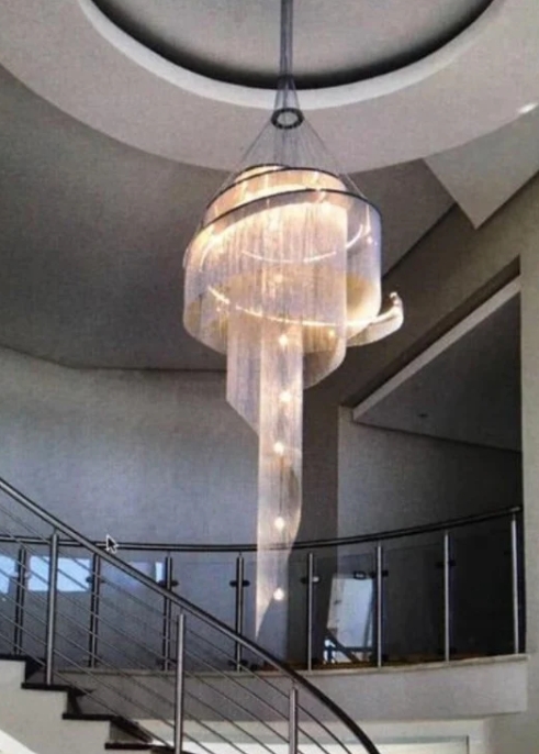 Lujoso candelabro moderno de forma esférica