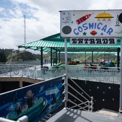 A retro looking sign that reads ‘Cosmicar entrada’ with sci-fi looking graphics.