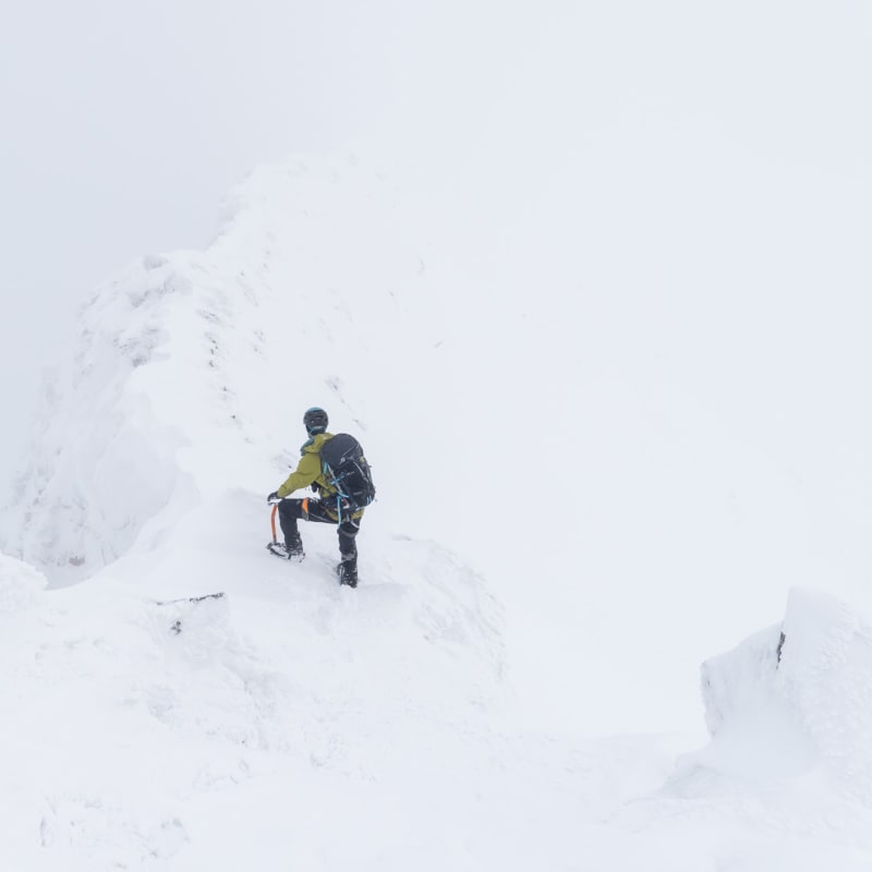 Chris at the start of the CMD Arete, going down. It’s very snowy with low visibility. The ridge is only just visible.
