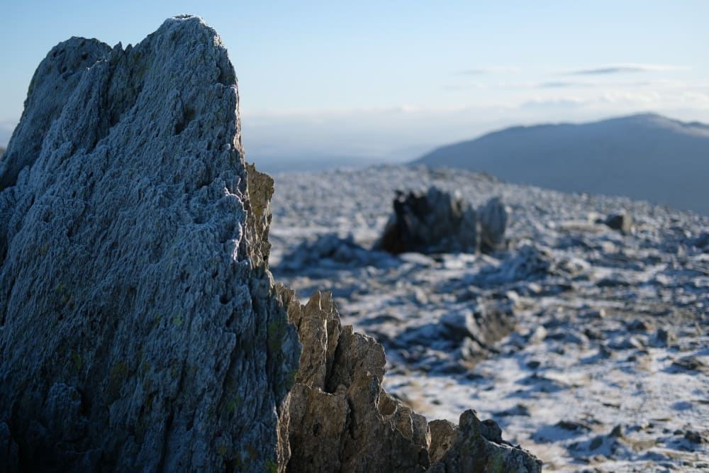 A close photo of the edge of a jagged and sharp rock at the top of Glyder Fawr.