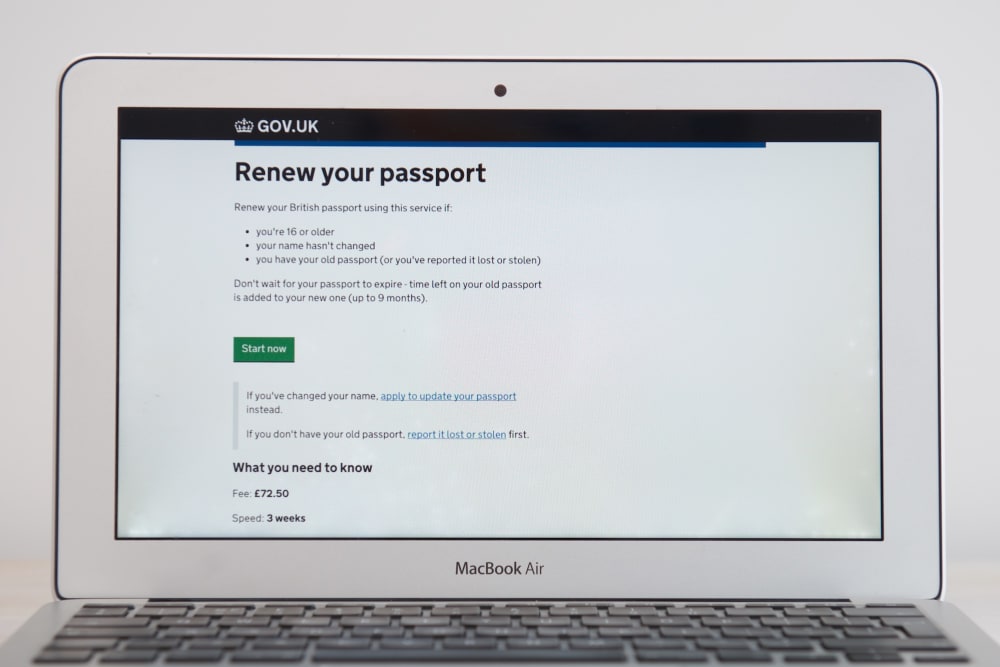 Photo of a laptop displaying the start page of the passport renewal service.