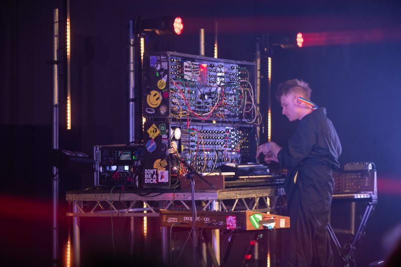 Look mum no computer at a synthesiser