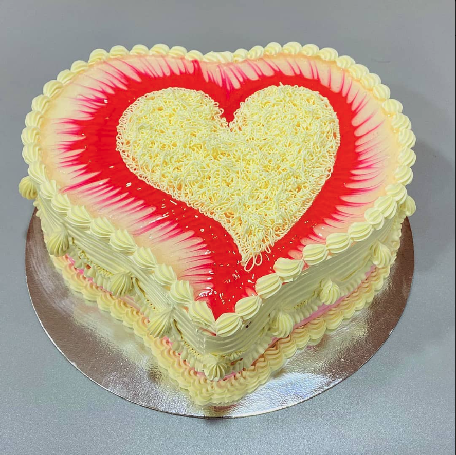 cake image of 8" / 4" (£40)