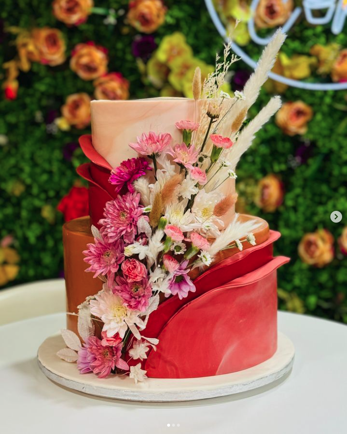 cake image of 10"/6" & 6"/5" - £250