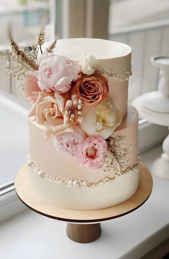 cake image of 8"/5" & 6"/5" - £215 (Fondant)