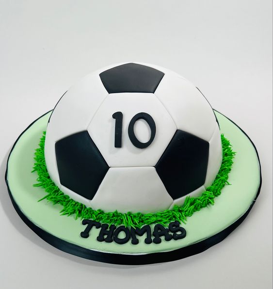 cake image of 8" / 5" Fondant (£85)