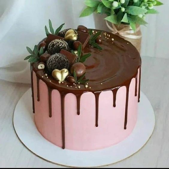 cake image of 8" / 4.5" (£65)