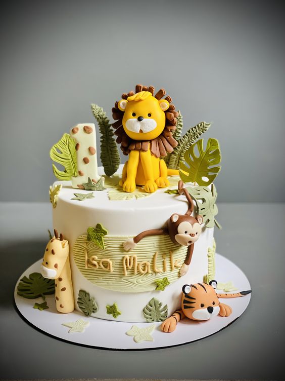 cake image of 8" / 5" Fondant - £135
