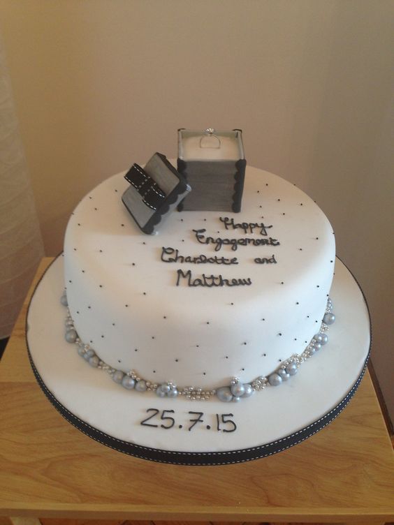 cake image of 8" / 3.5" Fondant(£70)