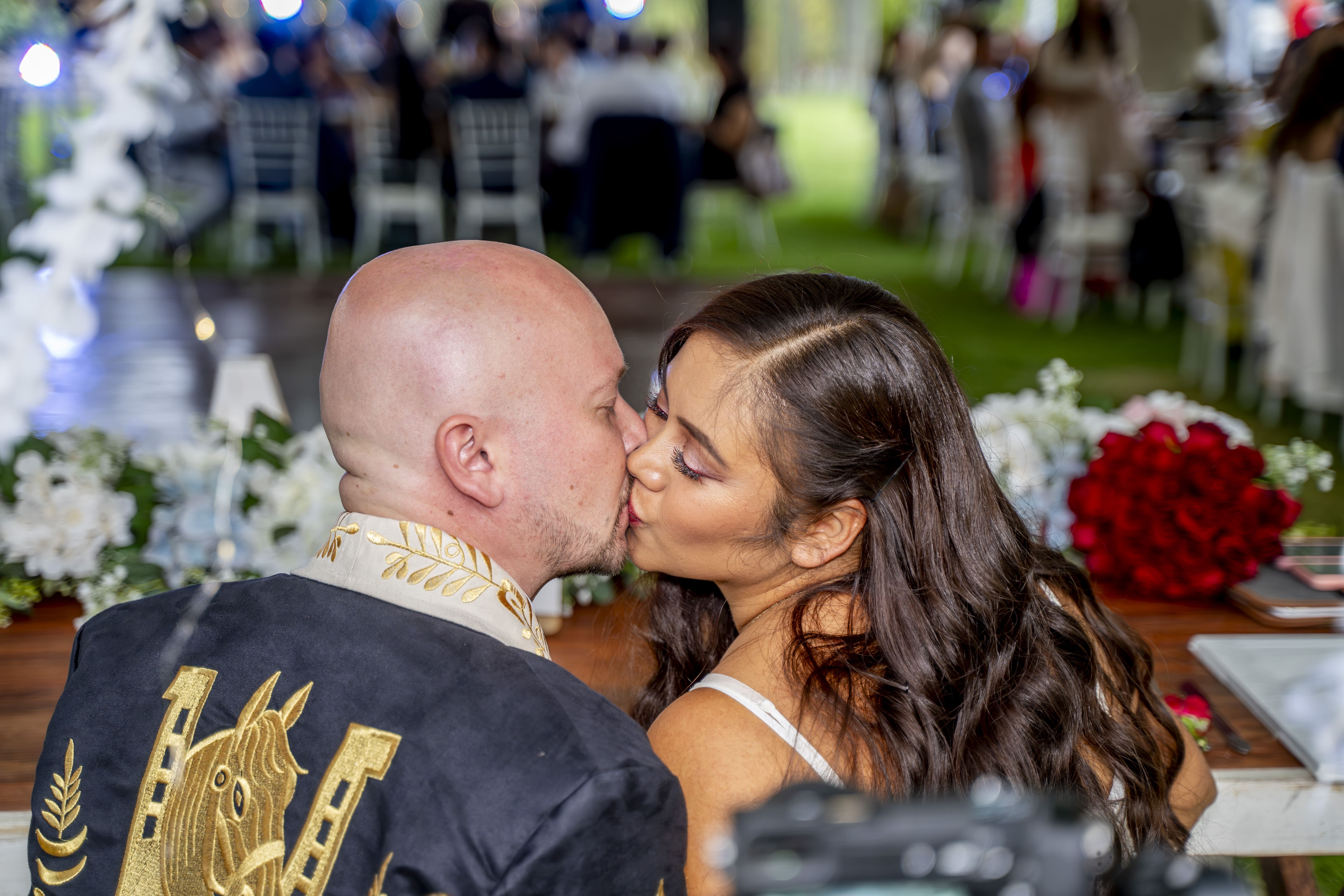 Pareja de novios en su boda
