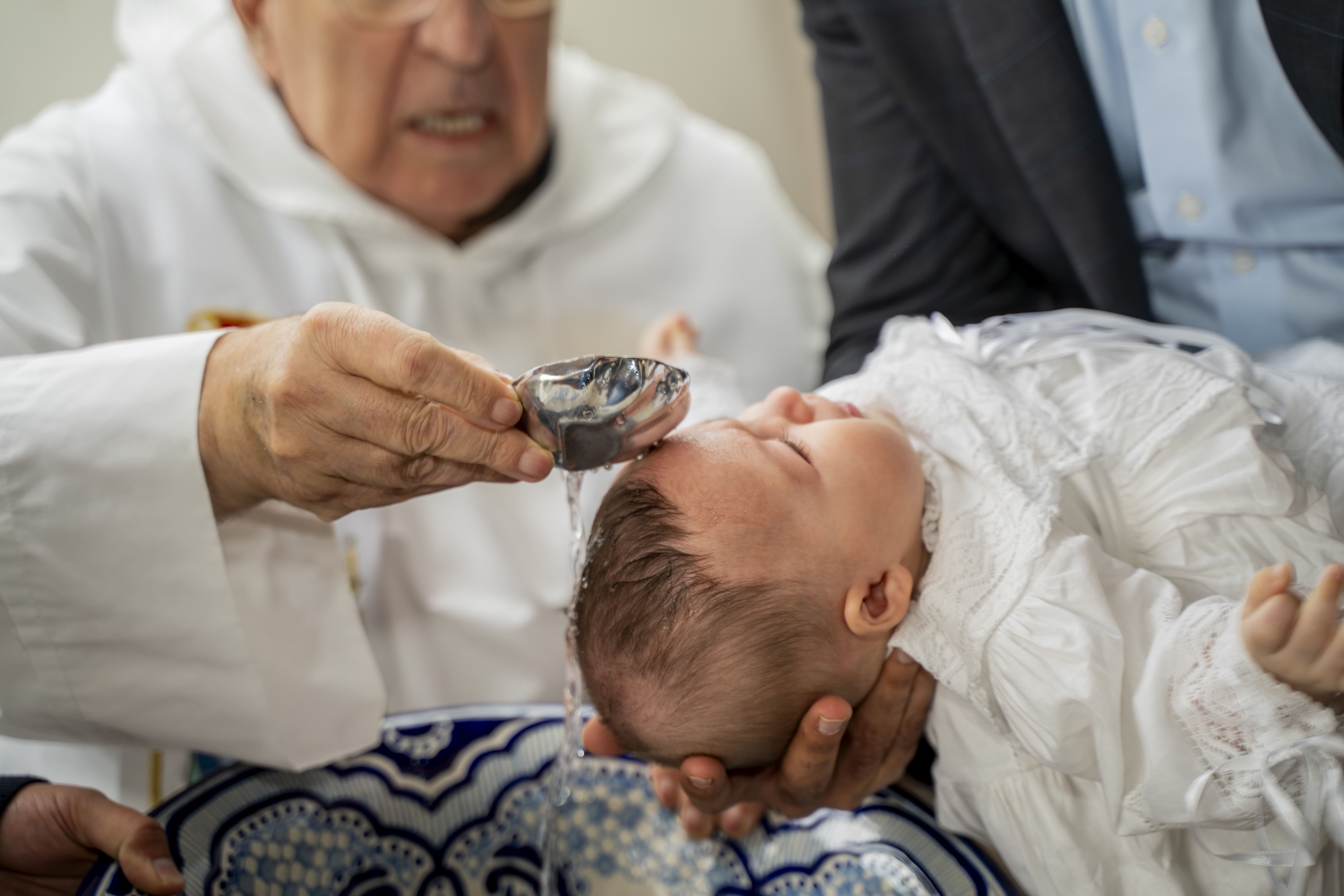 Ceremonia de bautizo con familia