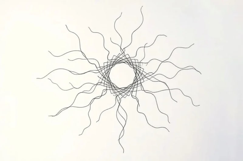 Hilos de luz entrelazados, algunos tensos y otros liberándose, simbolizando las deudas álmicas y el proceso de sanación kármica.