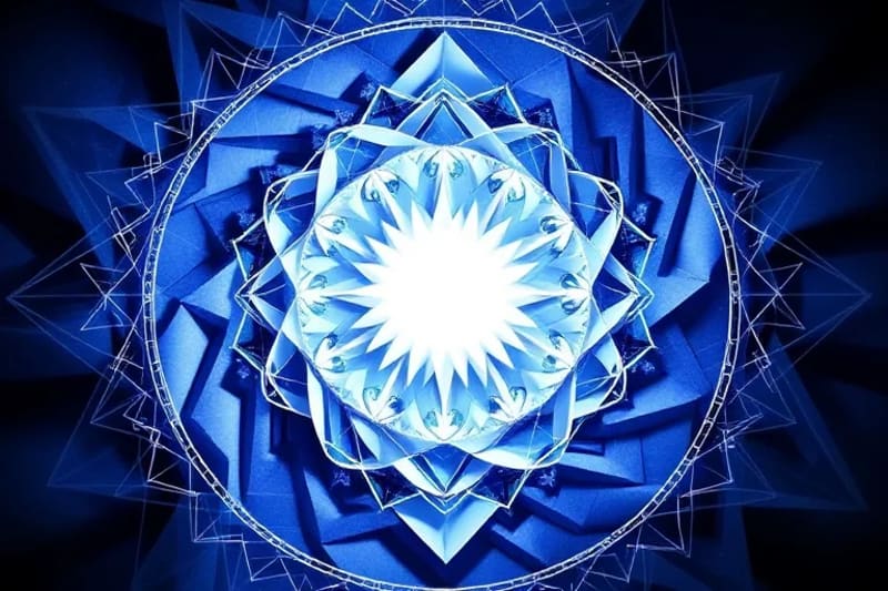 Arte digital abstracto de un núcleo de luz con energía cósmica, representando el Yo Superior