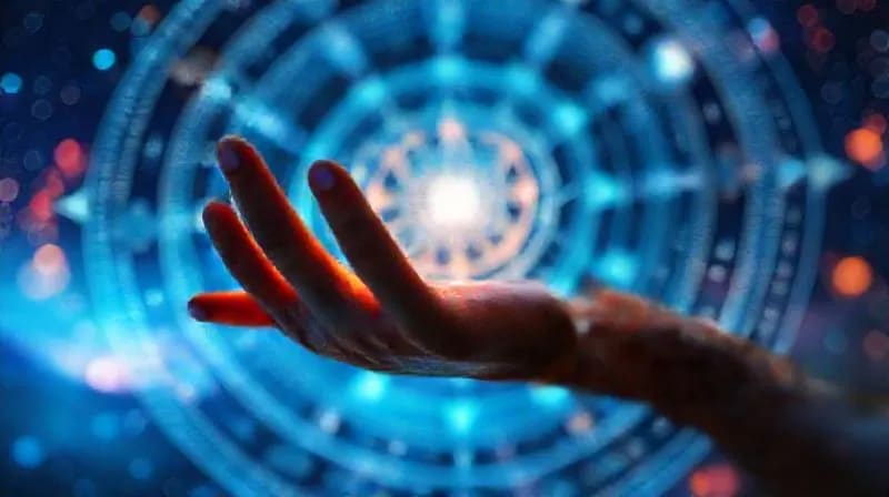 Manos manipulando interfaces holográficas con mandalas y fractales digitales.