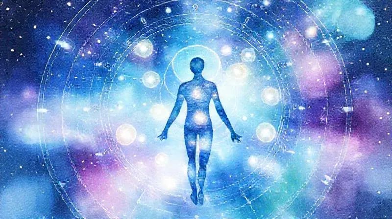 Ilustración acuarela de una figura humana conectada por líneas energéticas a planetas y fases lunares, con colores etéreos que simbolizan el flujo de energía cósmica hacia el cuerpo y la mente.