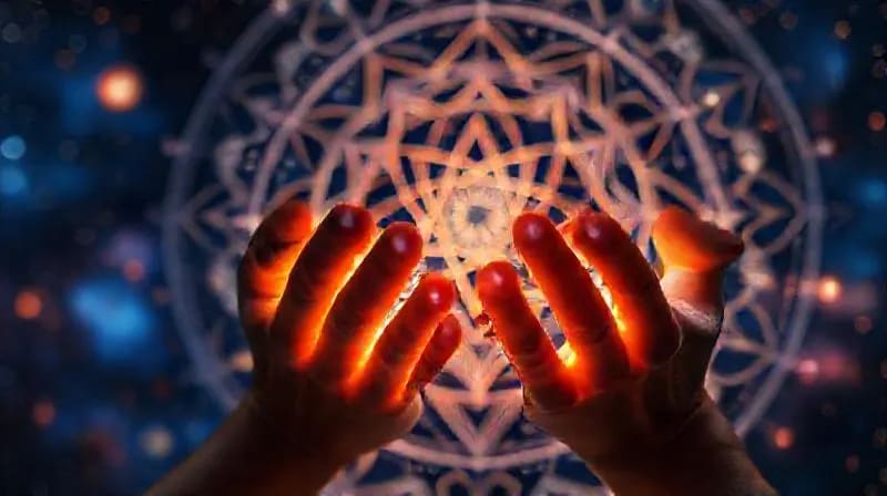 Manos etéreas interactuando con una interfaz holográfica que muestra complejos patrones de geometría sagrada y símbolos lunares.