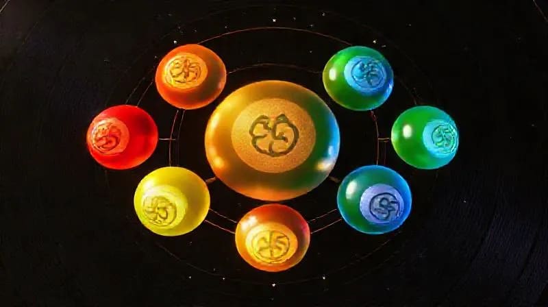 Disposición conceptual de siete orbes de chakra luminosos, cada uno con un símbolo numérico y un anillo planetario sutilmente grabado.