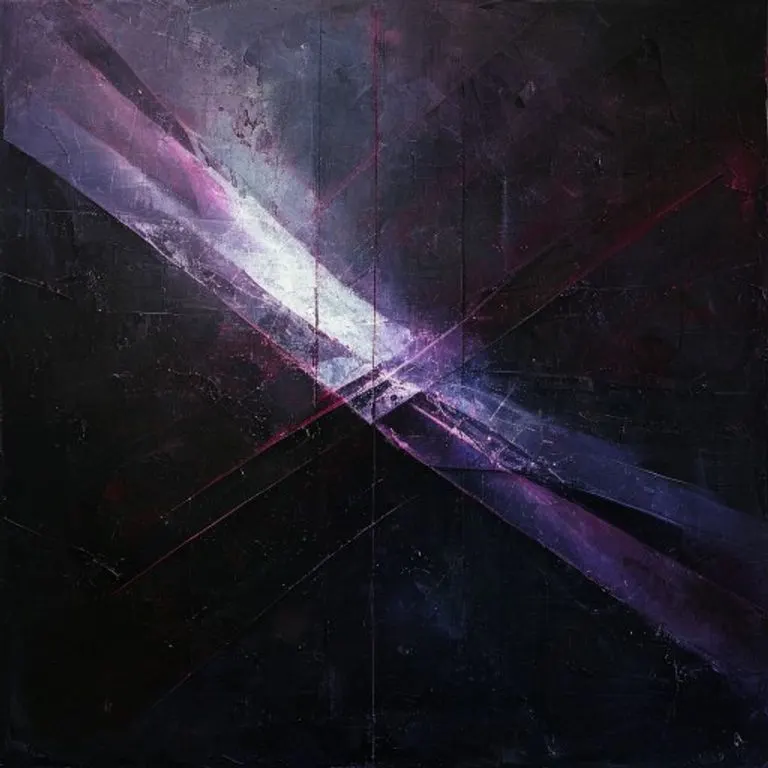 Arte conceptual abstracto con haces de luz y sombra formando una cruz fragmentada sobre un lienzo oscuro, con toques de carmesí y púrpura.