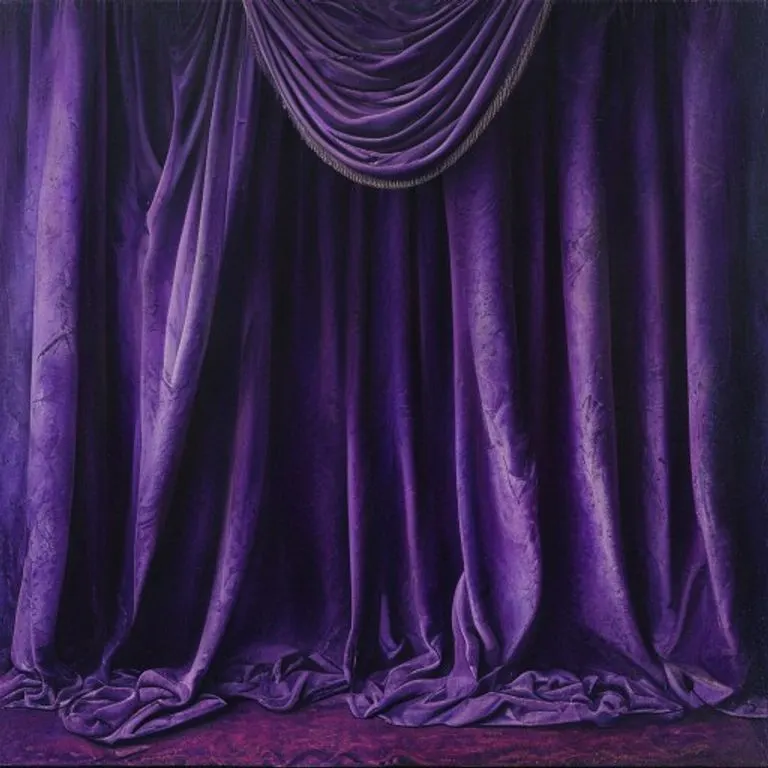 Una pintura al óleo de una sola cortina de terciopelo violeta oscuro, elegantemente drapeada, con un foco sutil que resalta su rica textura y pliegues. La imagen evoca lujo, drama y profundidad, sin elementos humanos.