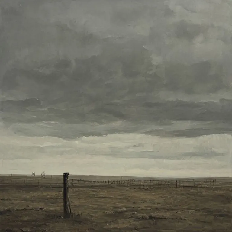 Pintura al óleo de un paisaje vasto y vacío bajo un cielo nublado, con un poste de cerca roto en el horizonte y estructuras deterioradas, transmitiendo una sensación de desolación y abandono.