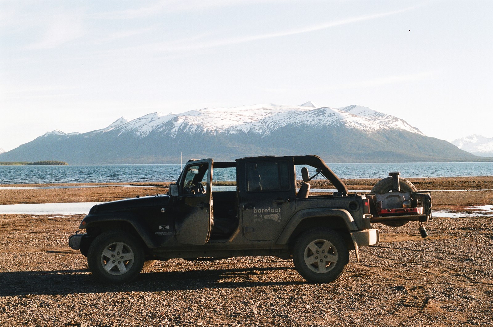 Voyage En Montagne En Jeep En Voiture. Belle Fille Se Repose À