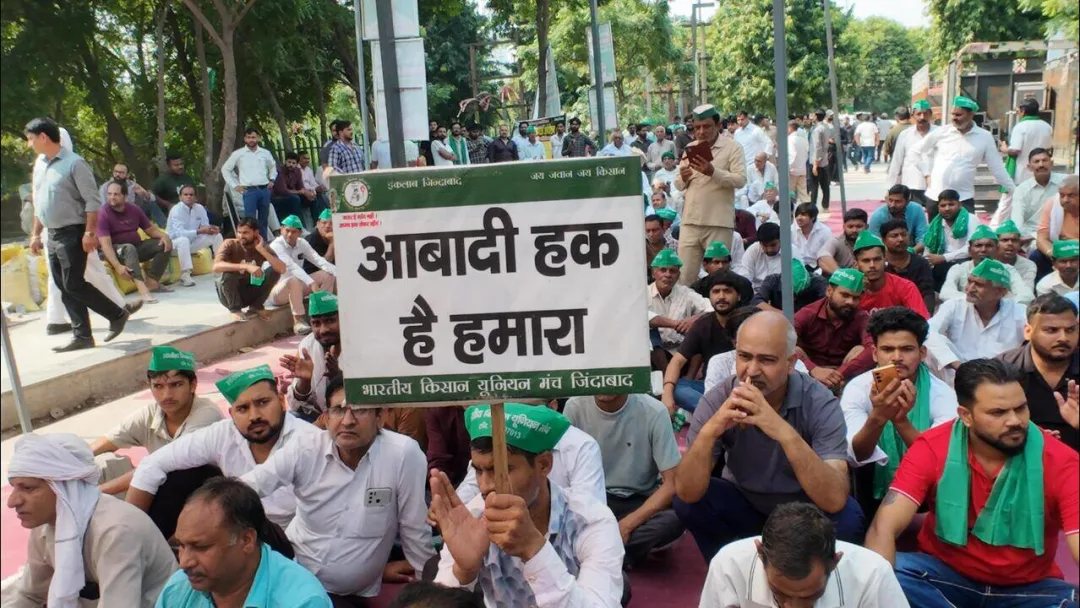 नोएडामध्ये शेतकऱ्यांचे आंदोलन, दहा टक्के विकसित भूखंडांची मागणी