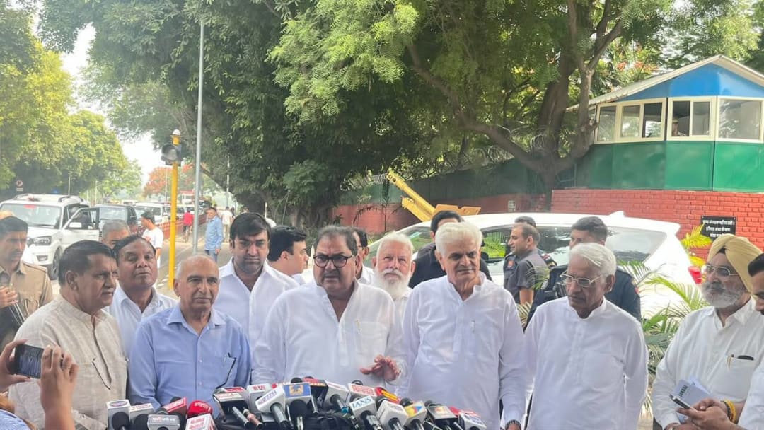 इनेलोचा मुख्यमंत्र्यांच्या परदेश दौऱ्यावर आक्षेप, खरेदी संकटाबाबत राज्यपालांची भेट