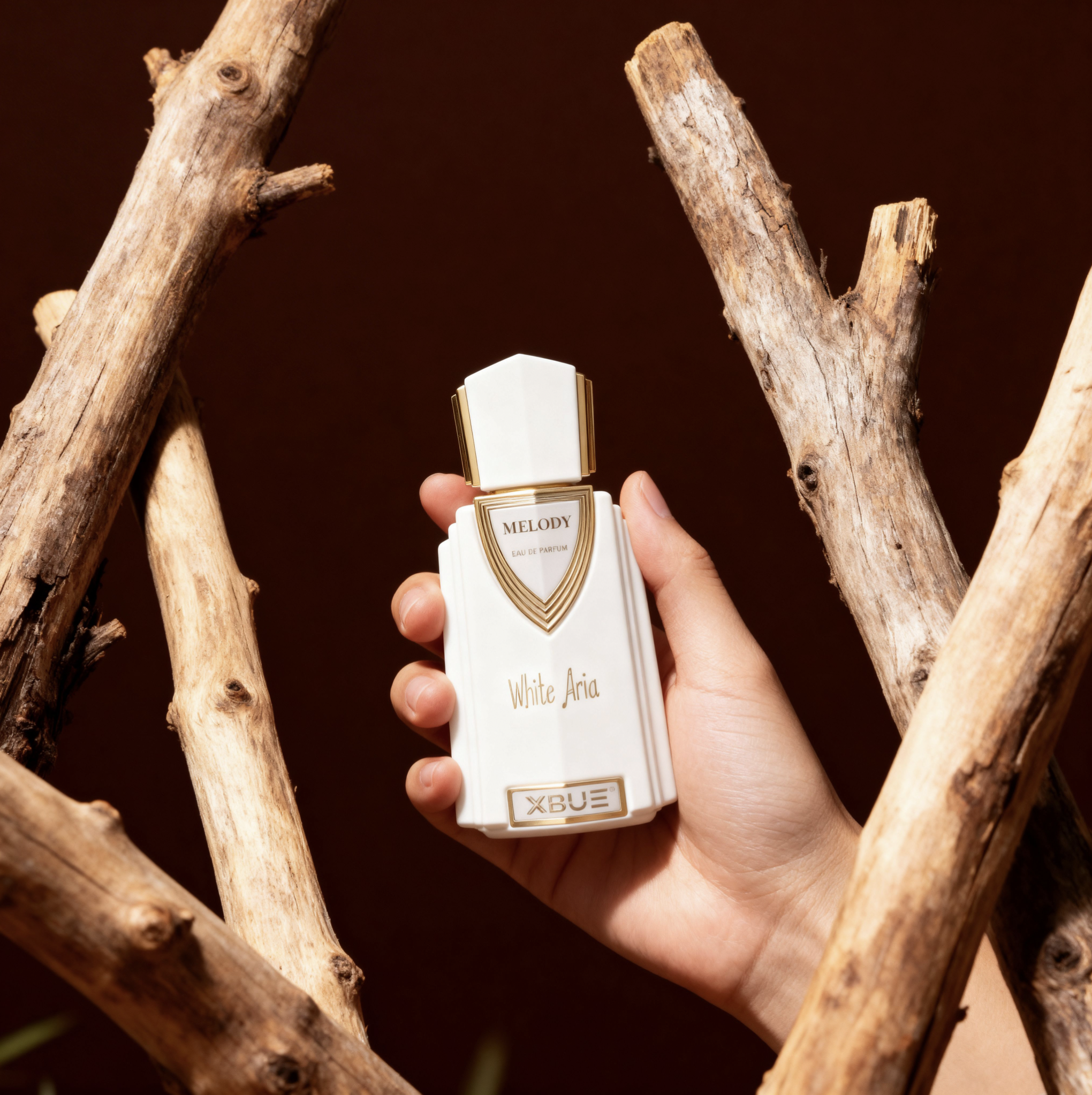 XBUE White Aria fragrance held among natural woods