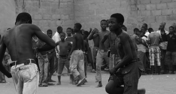 Dambe-Kämpfer bei Dei-Dei nahe Abuja, 2010 — die Schlaghand umwickelt, die Führhand offen