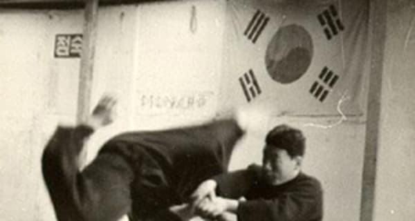 Zwei Hapkido-Übende bei einer Hebeltechnik, Korea in den 1960er Jahren