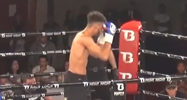 Der niederländische Kickboxer Chico Kwasi im Ring während eines Kampfes