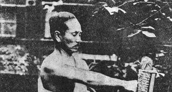 Gichin Funakoshi beim Üben am Makiwara, 1924